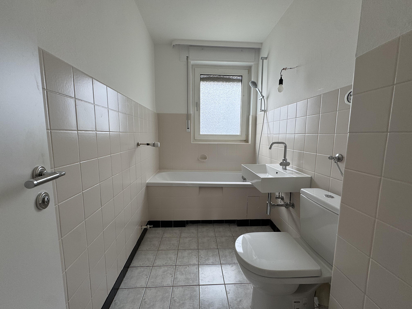 Einziehen und wohlfühlen ! Ideale, geräumige 2-Zimmer-Wohnung mit Balkon, Einbauküche und Stellplatz – Hauberrisserstraße 25, 65189 Wiesbaden – Vorschaubild 5