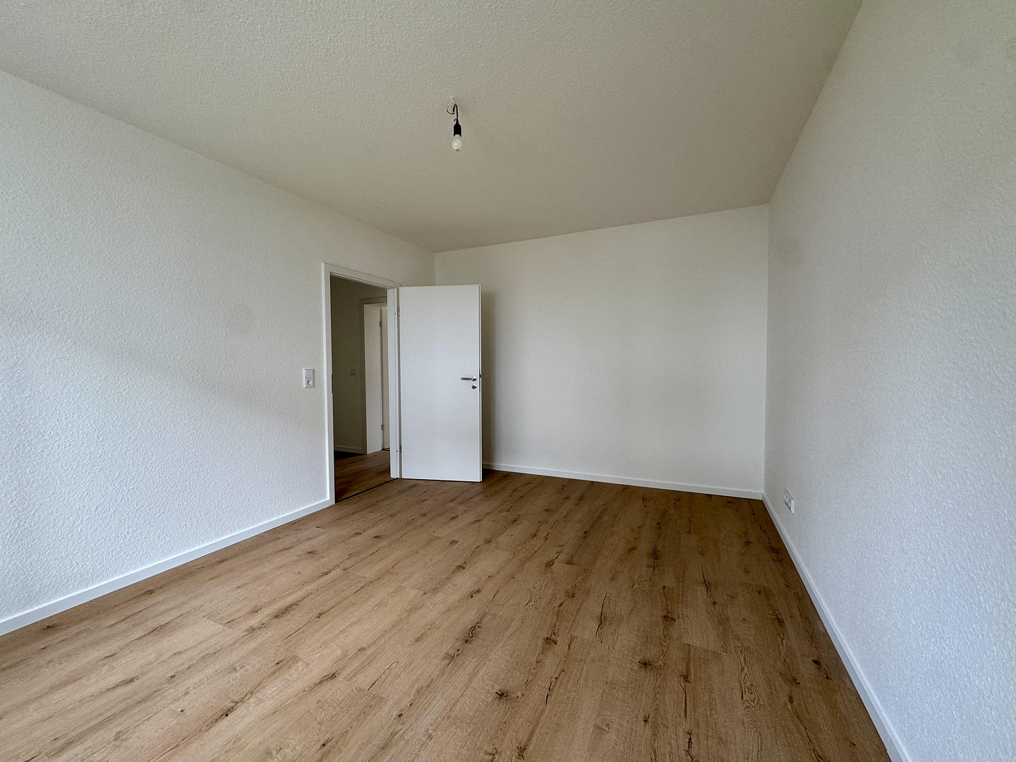 Einziehen und wohlfühlen ! Ideale, geräumige 2-Zimmer-Wohnung mit Balkon, Einbauküche und Stellplatz – Hauberrisserstraße 25, 65189 Wiesbaden – Vorschaubild 10