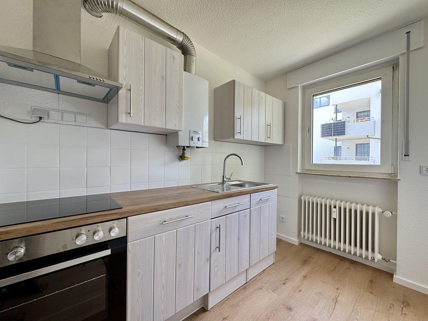 Einziehen und wohlfühlen ! Ideale, geräumige 2-Zimmer-Wohnung mit Balkon, Einbauküche und Stellplatz – Hauberrisserstraße 25, 65189 Wiesbaden – Vorschaubild 2
