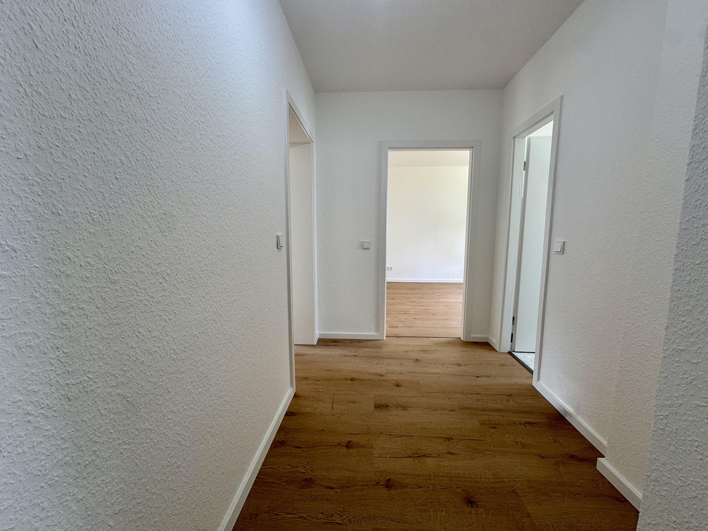 Einziehen und wohlfühlen ! Ideale, geräumige 2-Zimmer-Wohnung mit Balkon, Einbauküche und Stellplatz – Hauberrisserstraße 25, 65189 Wiesbaden – Vorschaubild 4