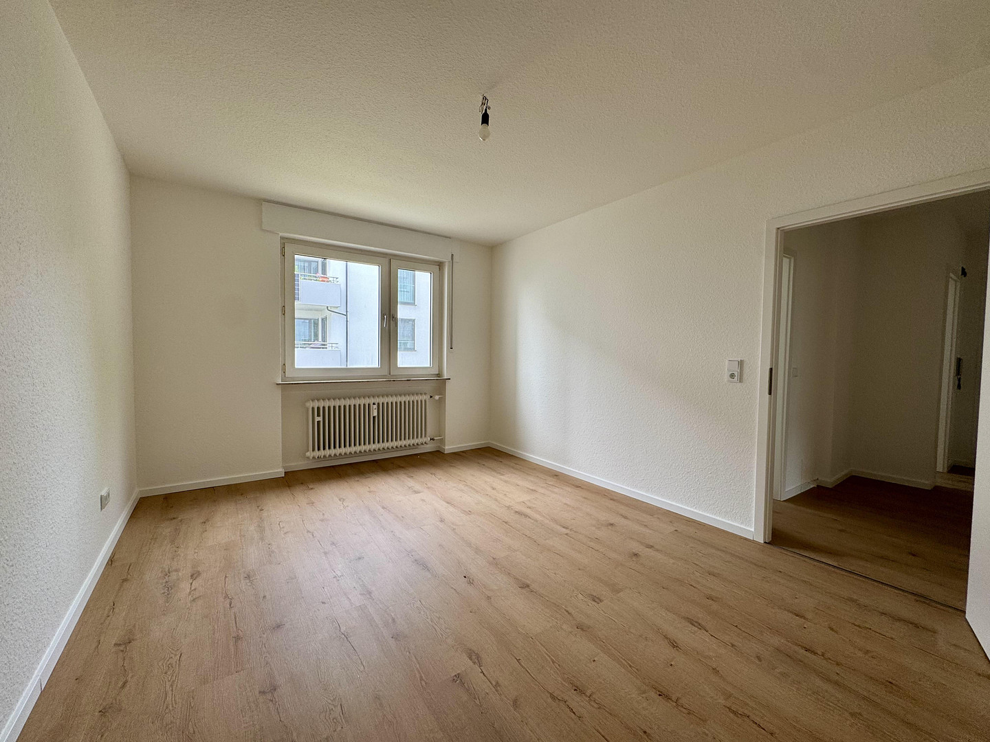 Einziehen und wohlfühlen ! Ideale, geräumige 2-Zimmer-Wohnung mit Balkon, Einbauküche und Stellplatz – Hauberrisserstraße 25, 65189 Wiesbaden – Vorschaubild 9