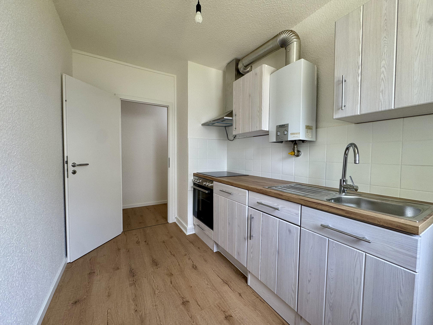 Einziehen und wohlfühlen ! Ideale, geräumige 2-Zimmer-Wohnung mit Balkon, Einbauküche und Stellplatz – Hauberrisserstraße 25, 65189 Wiesbaden – Vorschaubild 3