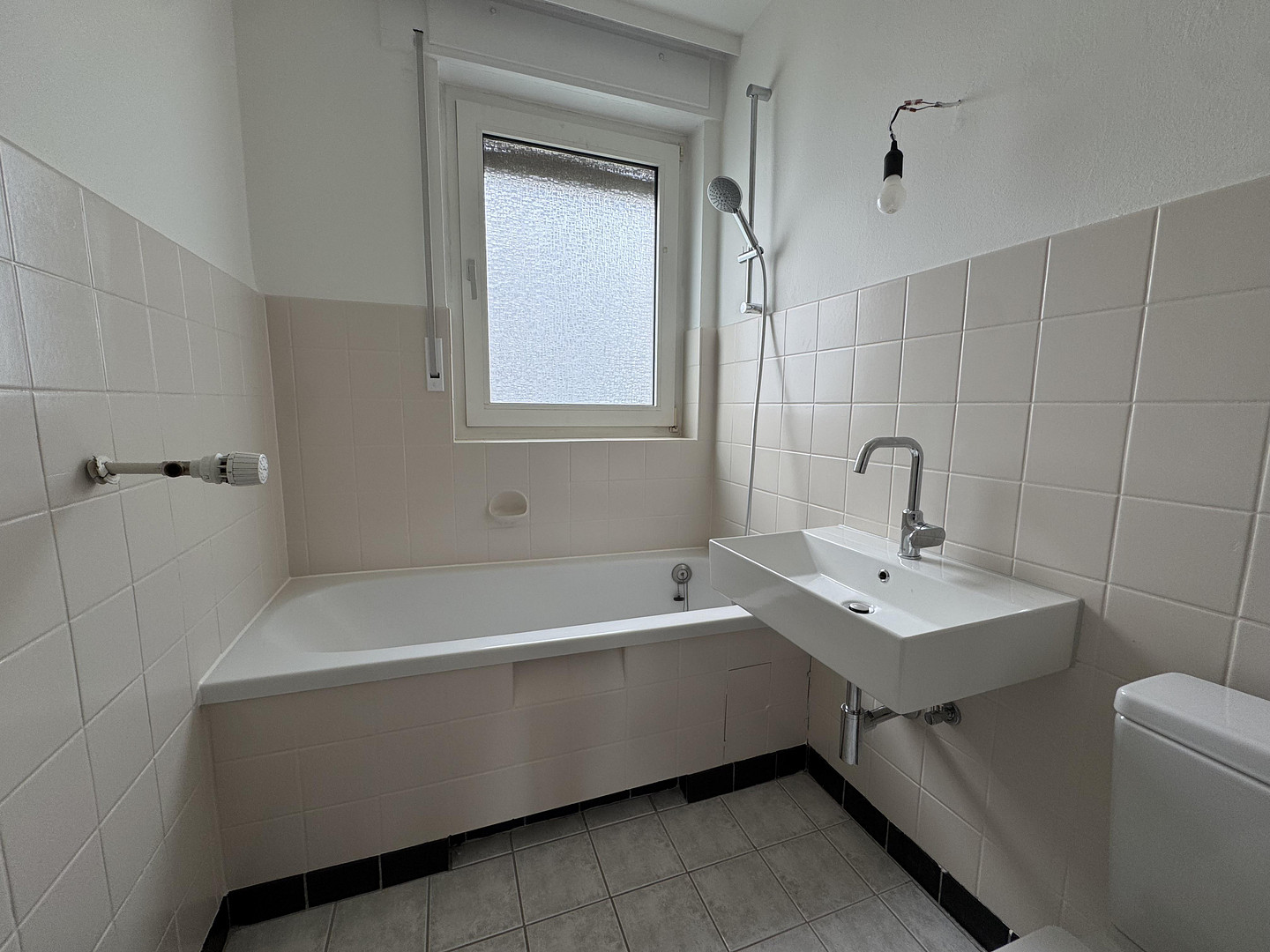 Einziehen und wohlfühlen ! Ideale, geräumige 2-Zimmer-Wohnung mit Balkon, Einbauküche und Stellplatz – Hauberrisserstraße 25, 65189 Wiesbaden – Vorschaubild 6