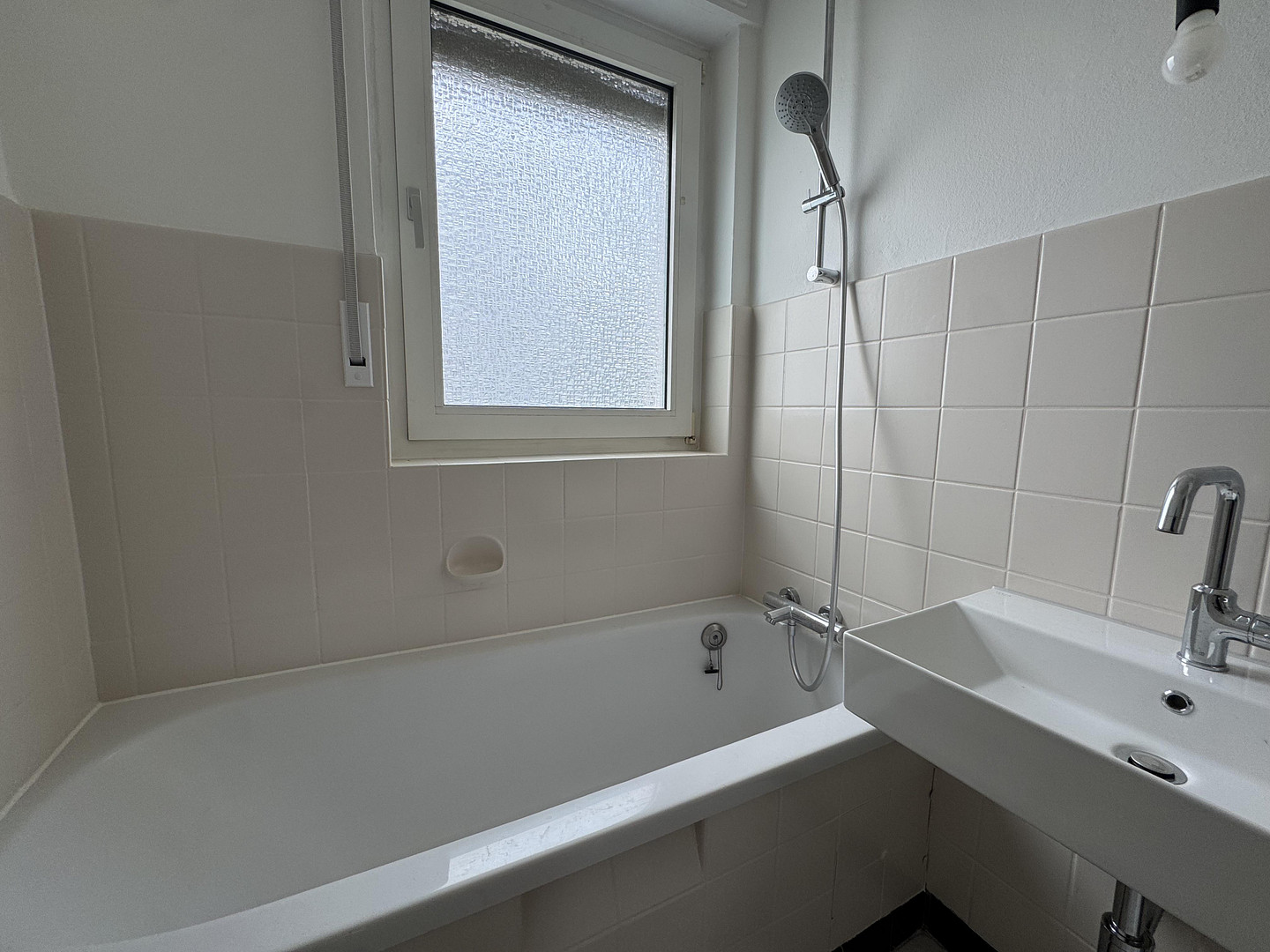 Einziehen und wohlfühlen ! Ideale, geräumige 2-Zimmer-Wohnung mit Balkon, Einbauküche und Stellplatz – Hauberrisserstraße 25, 65189 Wiesbaden – Vorschaubild 7