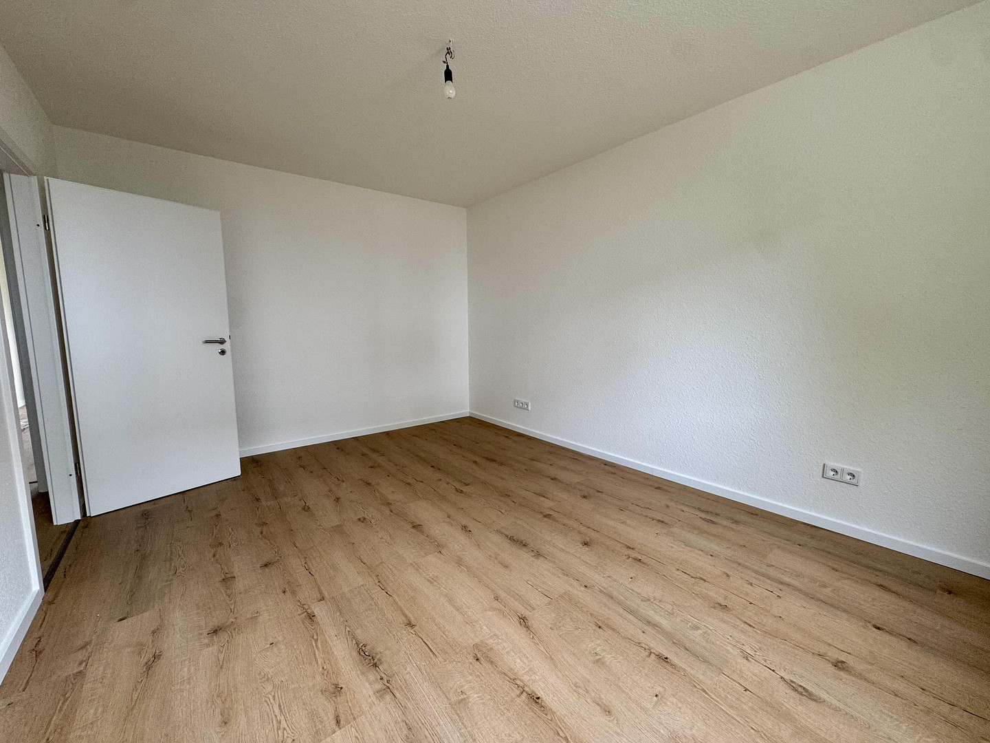 Einziehen und wohlfühlen ! Ideale, geräumige 2-Zimmer-Wohnung mit Balkon, Einbauküche und Stellplatz – Hauberrisserstraße 25, 65189 Wiesbaden – Vorschaubild 11