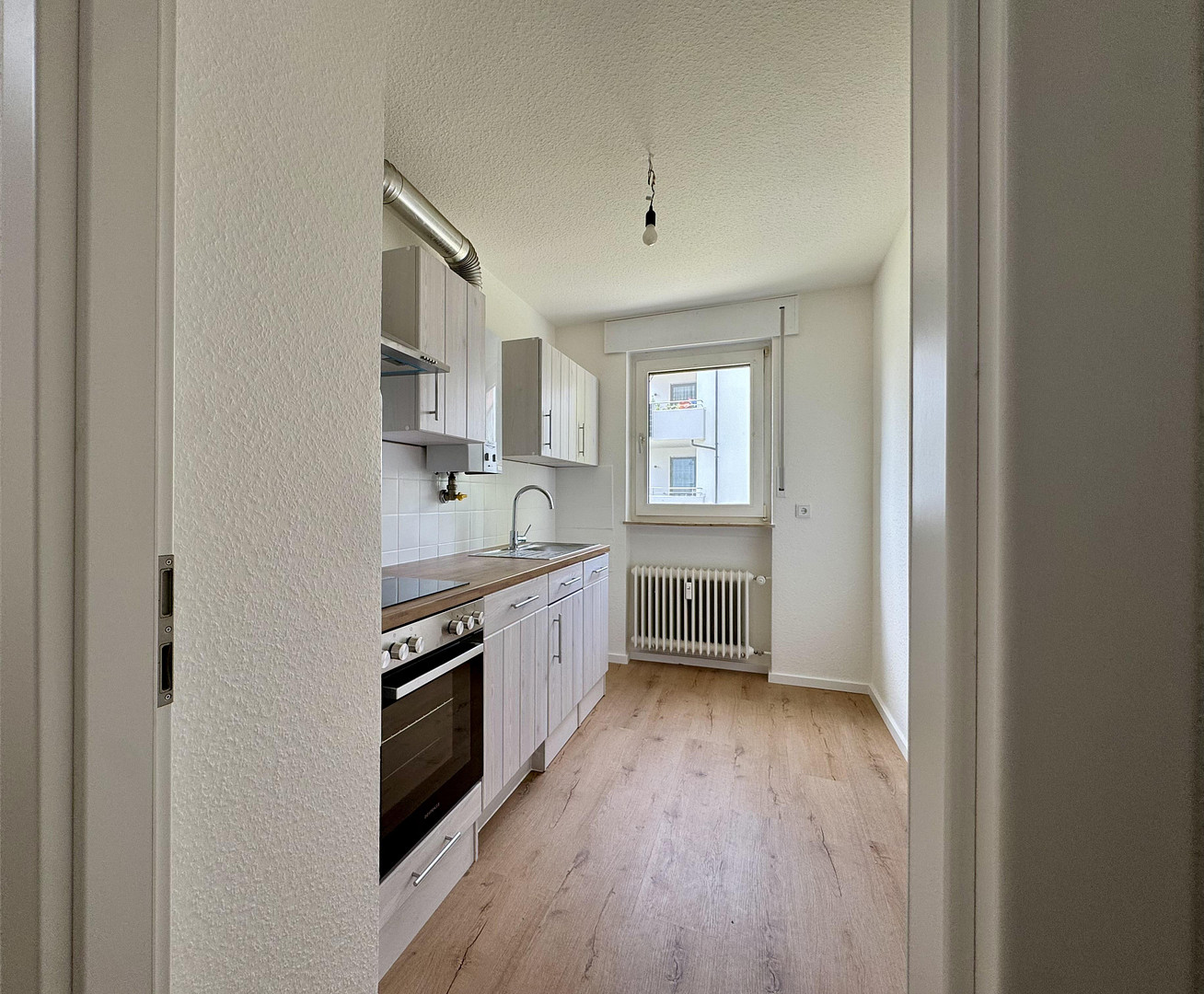 Einziehen und wohlfühlen ! Ideale, geräumige 2-Zimmer-Wohnung mit Balkon, Einbauküche und Stellplatz