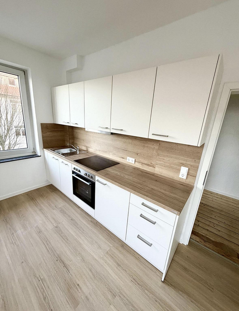 Erstbezug nach Renovierung! 2 Zimmer + Wohnküche + Bad mit Einbauküche