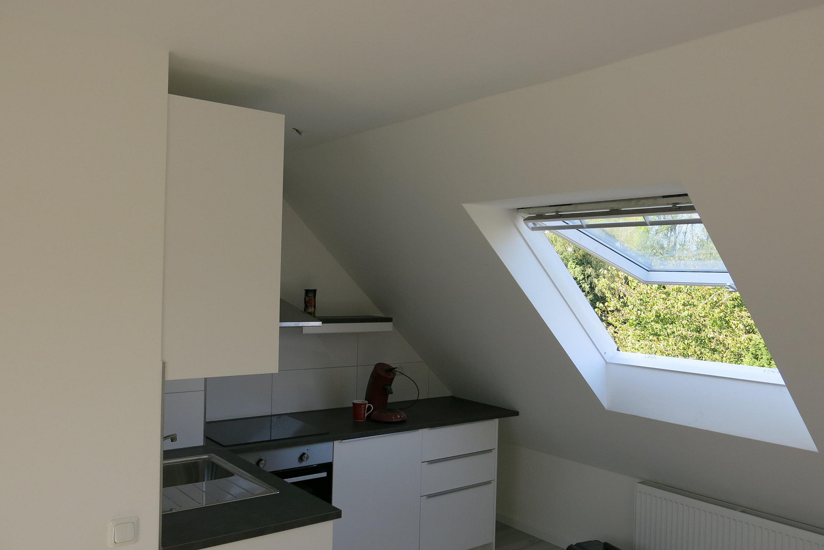 schöne Dachgeschosswohnung löffelfertig 1ZiKüB mit Einbauküche, voll möbliert – Mühlenbroicher Weg 143, 40472 Düsseldorf(Rath) – Vorschaubild 19