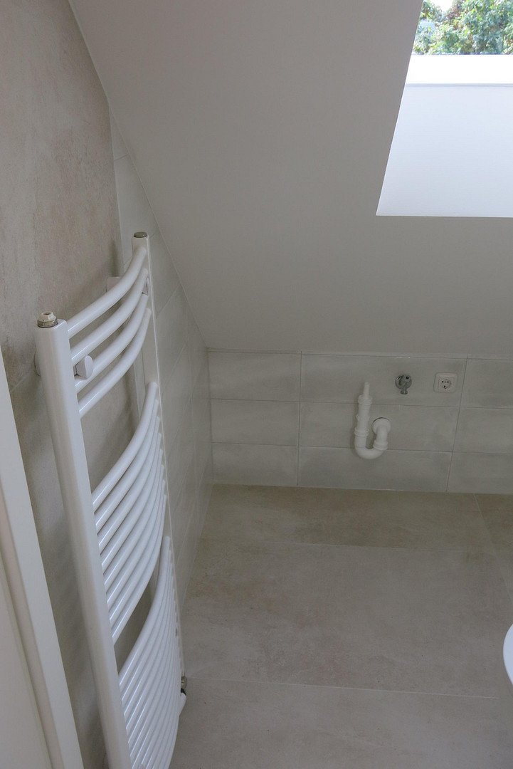 schöne Dachgeschosswohnung löffelfertig 1ZiKüB mit Einbauküche, voll möbliert – Mühlenbroicher Weg 143, 40472 Düsseldorf(Rath) – Vorschaubild 11
