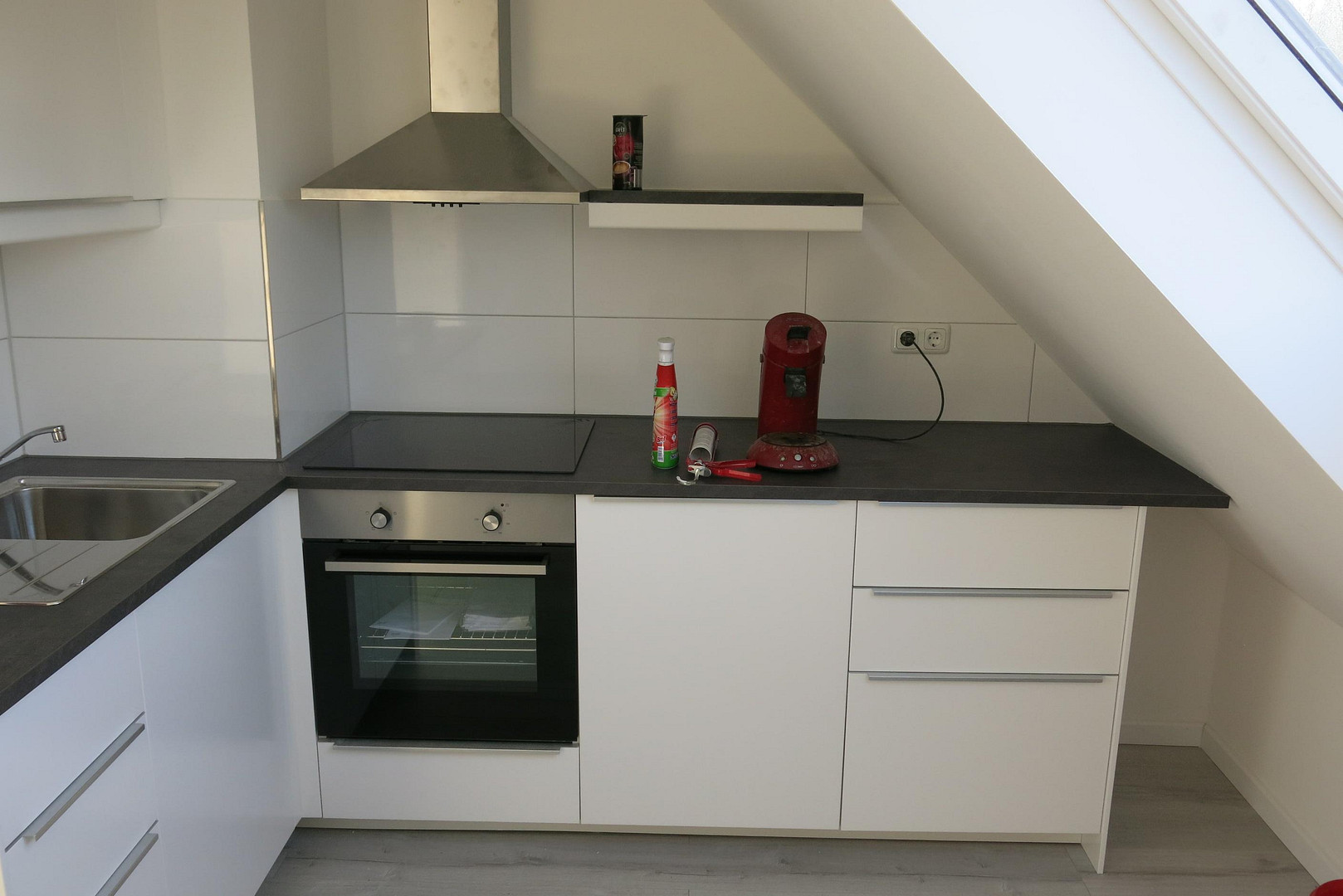 schöne Dachgeschosswohnung löffelfertig 1ZiKüB mit Einbauküche, voll möbliert – Mühlenbroicher Weg 143, 40472 Düsseldorf(Rath) – Vorschaubild 18