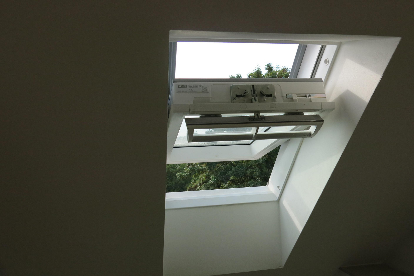 schöne Dachgeschosswohnung löffelfertig 1ZiKüB mit Einbauküche, voll möbliert – Mühlenbroicher Weg 143, 40472 Düsseldorf(Rath) – Vorschaubild 12