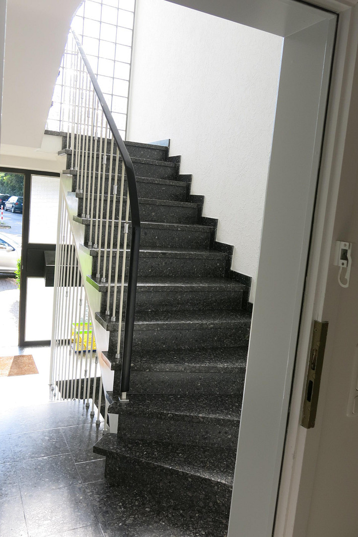 schöne Dachgeschosswohnung löffelfertig 1ZiKüB mit Einbauküche, voll möbliert – Mühlenbroicher Weg 143, 40472 Düsseldorf(Rath) – Vorschaubild 16