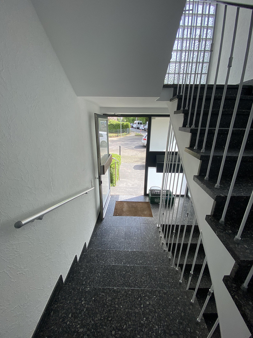 schöne Dachgeschosswohnung löffelfertig 1ZiKüB mit Einbauküche, voll möbliert – Mühlenbroicher Weg 143, 40472 Düsseldorf(Rath) – Vorschaubild 3