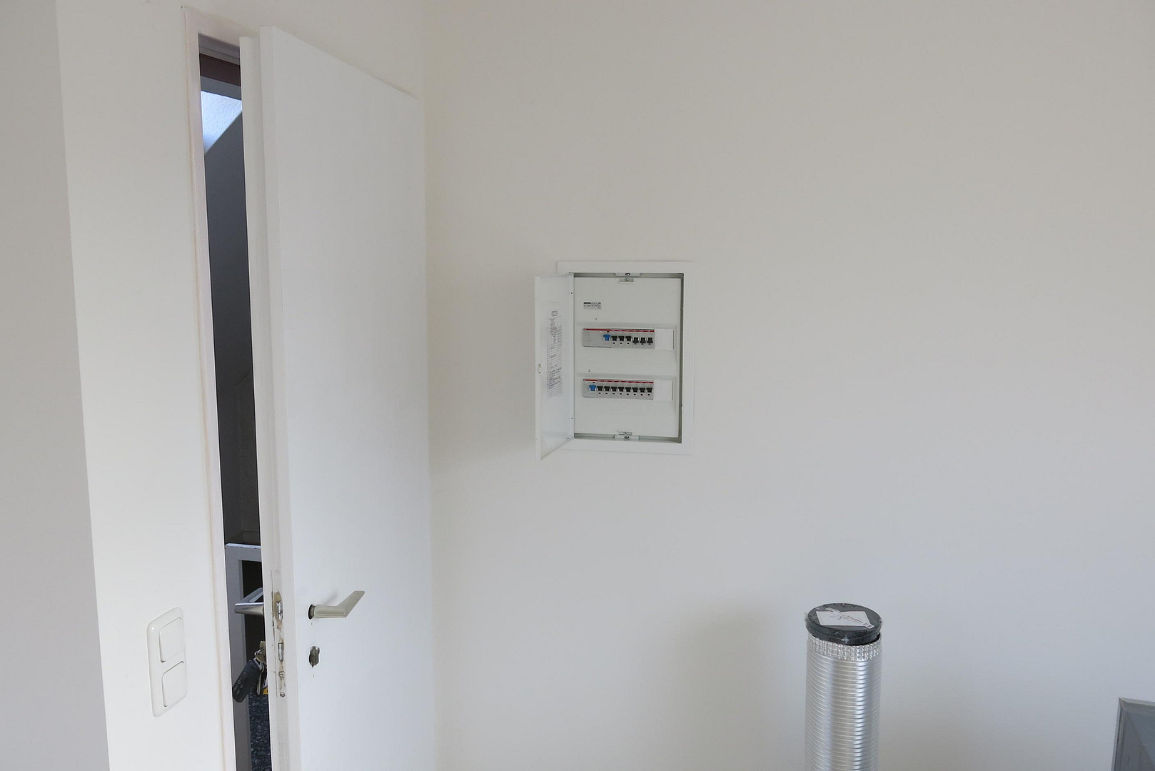 schöne Dachgeschosswohnung löffelfertig 1ZiKüB mit Einbauküche, voll möbliert – Mühlenbroicher Weg 143, 40472 Düsseldorf(Rath) – Vorschaubild 13
