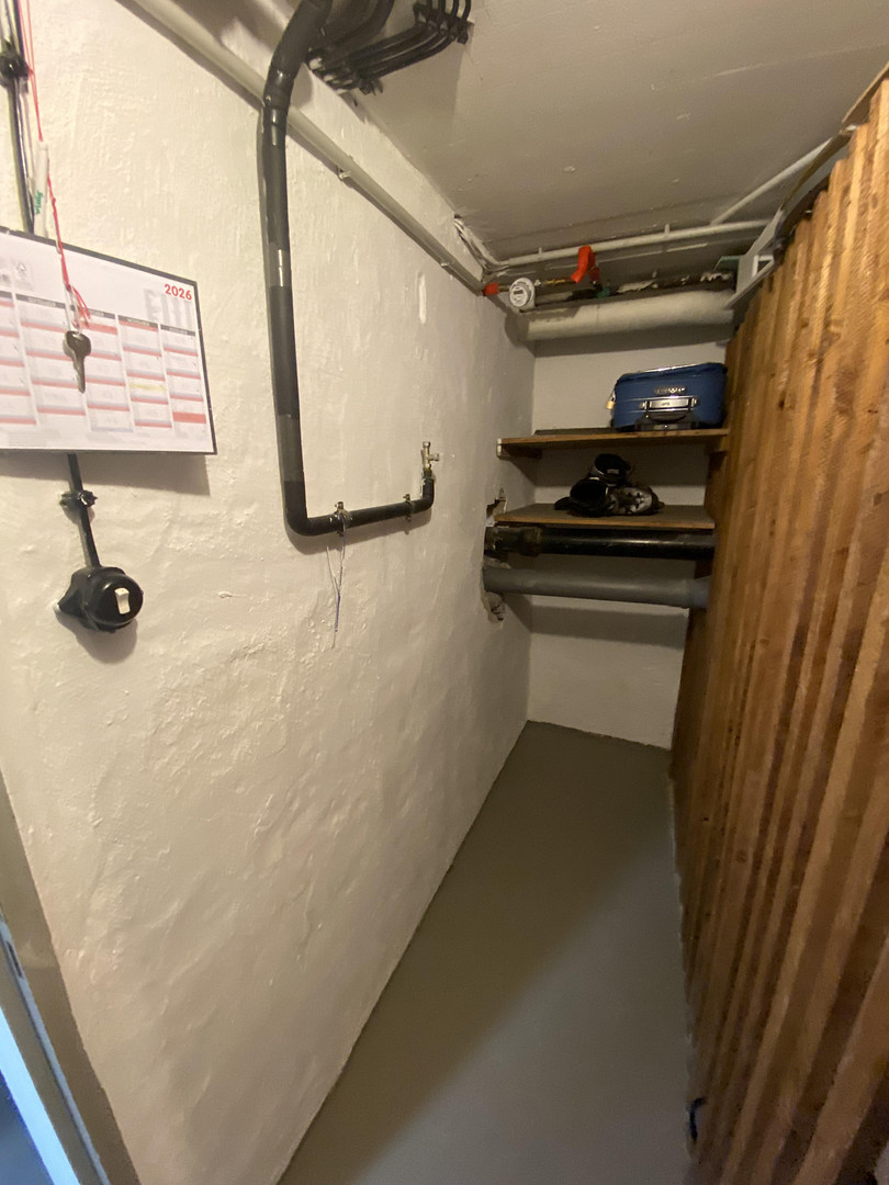 schöne Dachgeschosswohnung löffelfertig 1ZiKüB mit Einbauküche, voll möbliert – Mühlenbroicher Weg 143, 40472 Düsseldorf(Rath) – Vorschaubild 5