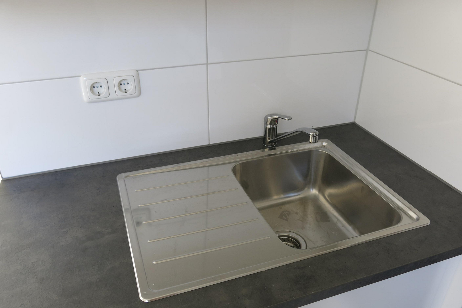 schöne Dachgeschosswohnung löffelfertig 1ZiKüB mit Einbauküche, voll möbliert – Mühlenbroicher Weg 143, 40472 Düsseldorf(Rath) – Vorschaubild 20