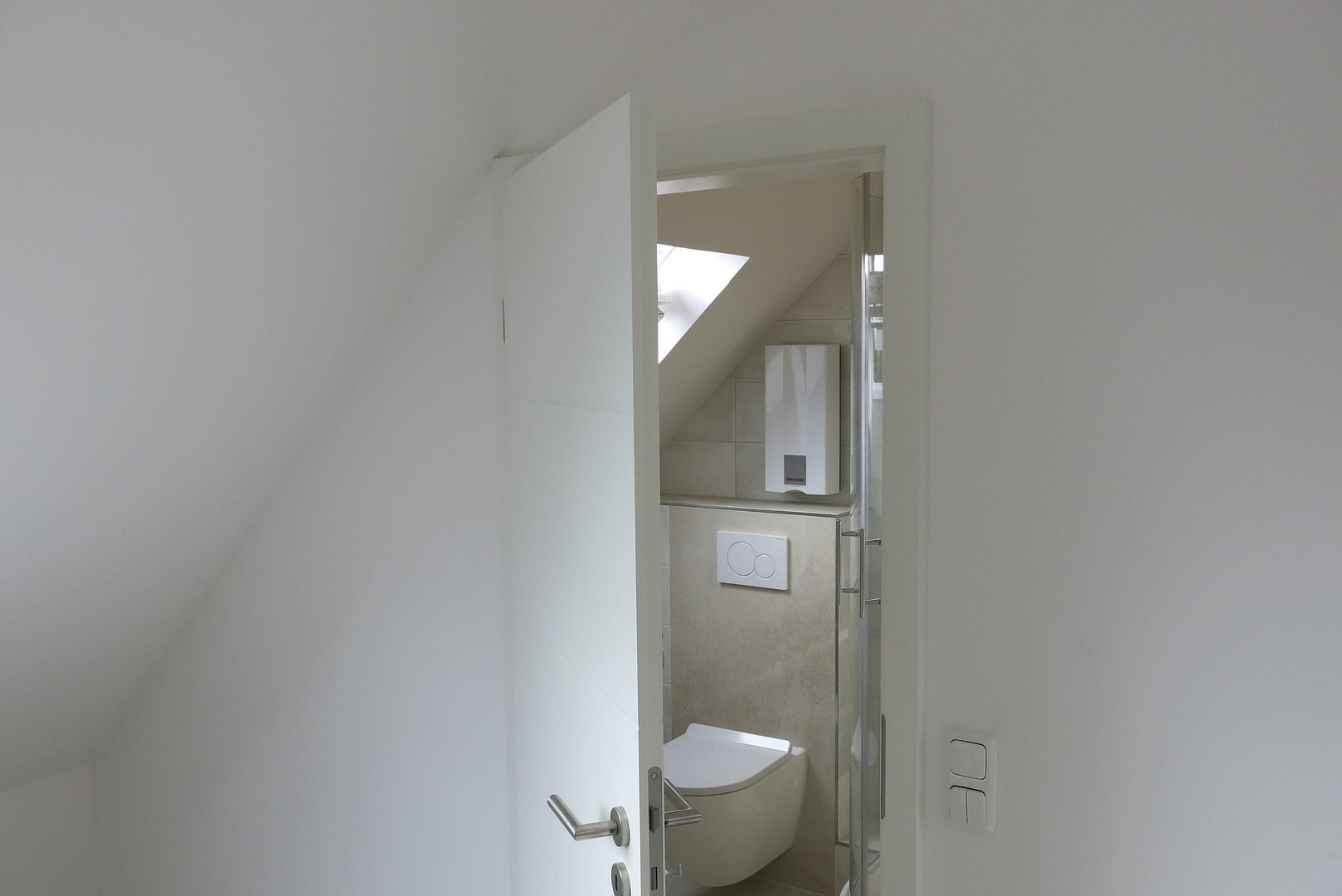 schöne Dachgeschosswohnung löffelfertig 1ZiKüB mit Einbauküche, voll möbliert – Mühlenbroicher Weg 143, 40472 Düsseldorf(Rath) – Vorschaubild 8