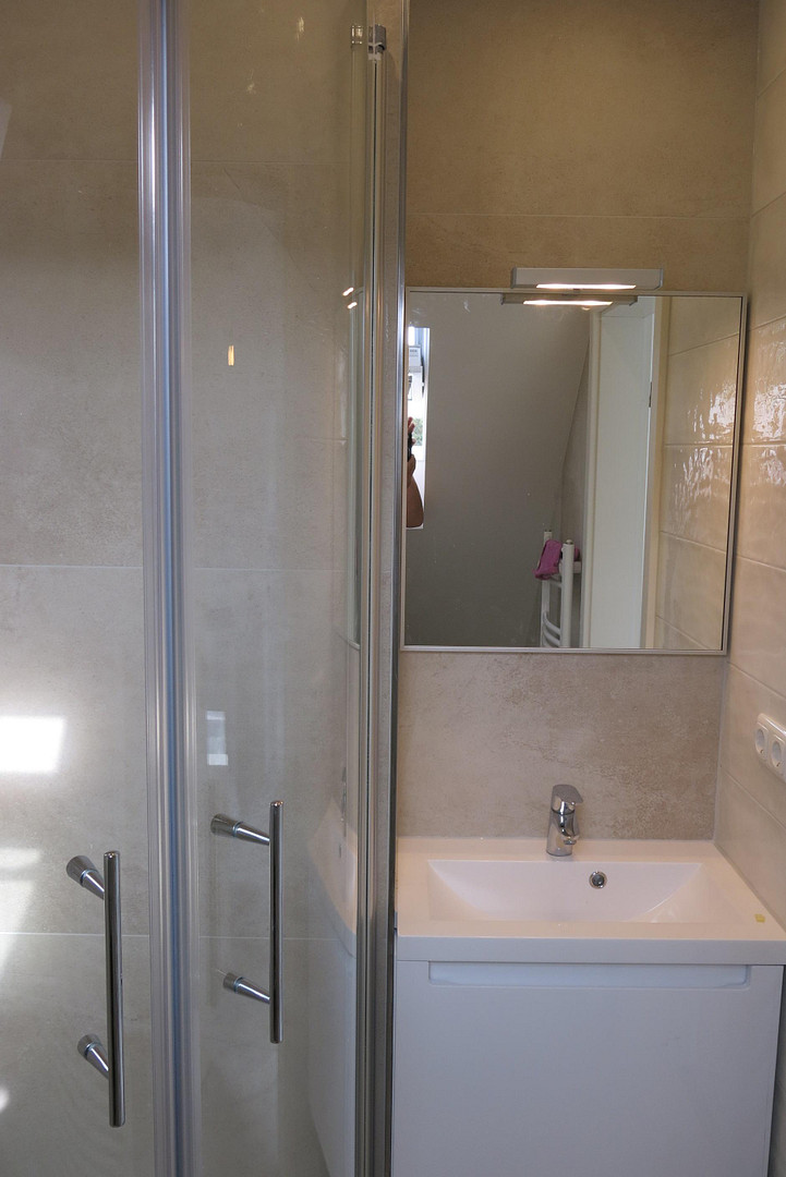 schöne Dachgeschosswohnung löffelfertig 1ZiKüB mit Einbauküche, voll möbliert – Mühlenbroicher Weg 143, 40472 Düsseldorf(Rath) – Vorschaubild 7