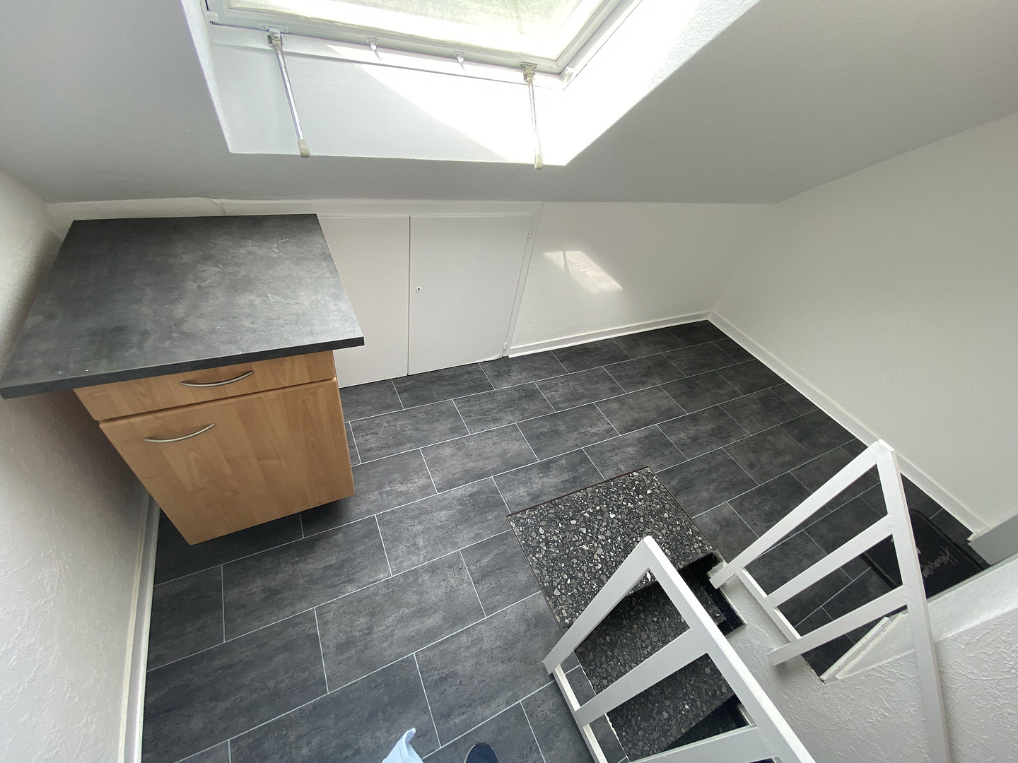 schöne Dachgeschosswohnung löffelfertig 1ZiKüB mit Einbauküche, voll möbliert – Mühlenbroicher Weg 143, 40472 Düsseldorf(Rath) – Vorschaubild 2
