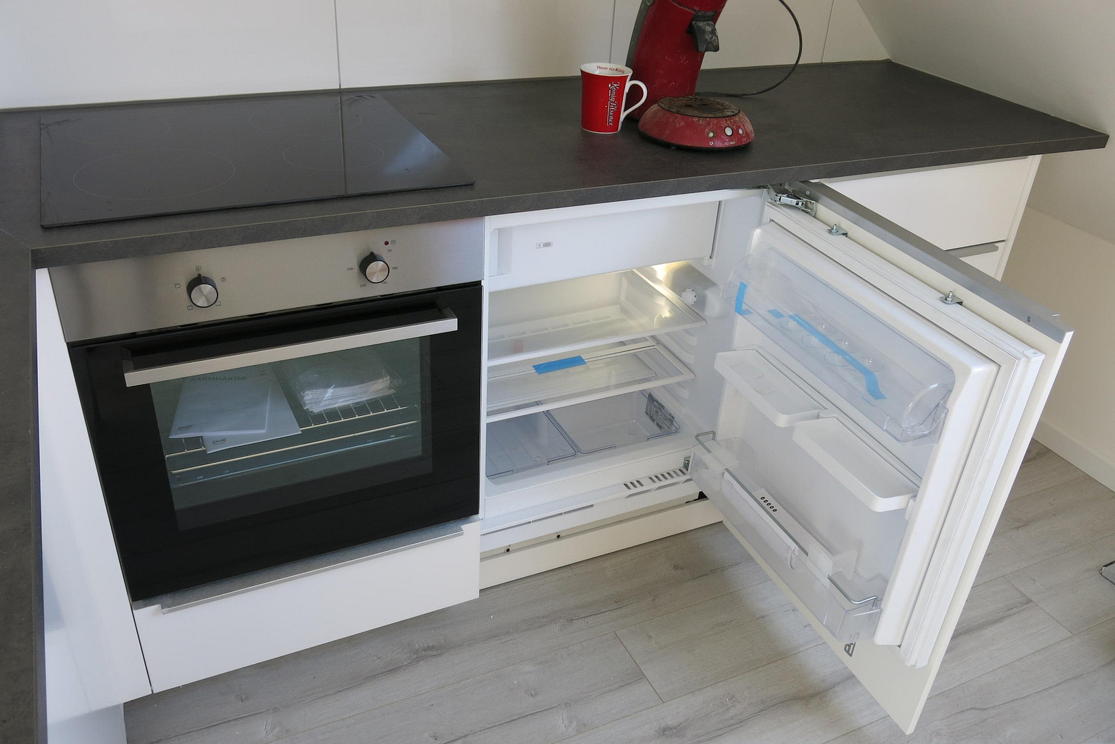 schöne Dachgeschosswohnung löffelfertig 1ZiKüB mit Einbauküche, voll möbliert – Mühlenbroicher Weg 143, 40472 Düsseldorf(Rath) – Vorschaubild 22