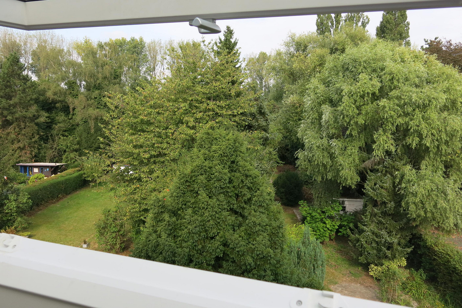 schöne Dachgeschosswohnung löffelfertig 1ZiKüB mit Einbauküche, voll möbliert – Mühlenbroicher Weg 143, 40472 Düsseldorf(Rath) – Vorschaubild 6