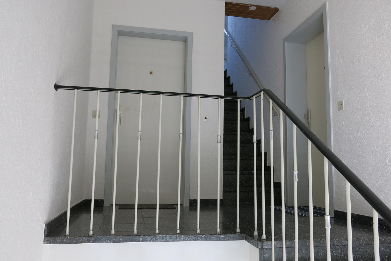 schöne Dachgeschosswohnung löffelfertig 1ZiKüB mit Einbauküche, voll möbliert – Mühlenbroicher Weg 143, 40472 Düsseldorf(Rath) – Vorschaubild 17