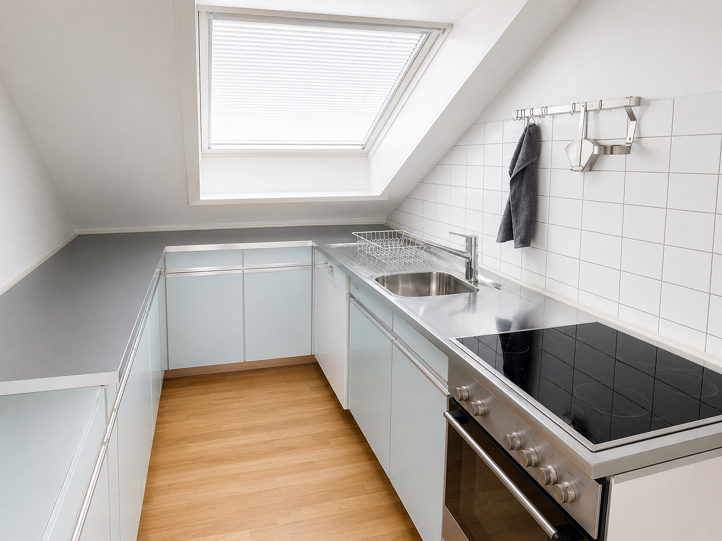 Helle, sanierte und möblierte 3-Zi DG Wohnung mit Balkon in ruhiger Wohnlage – Stuttgart(Fasanenhof) – Vorschaubild 6