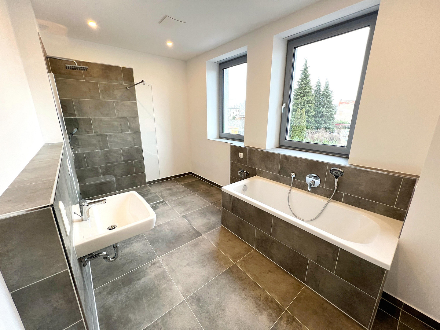 LUXUS in Elbnähe: Exklusive 2-Zi.-Whg. mit Balkon & Fußbodenheizung *Neubauniveau* – Alt Salbke 73, 39122 Magdeburg(Salbke) – Vorschaubild 3