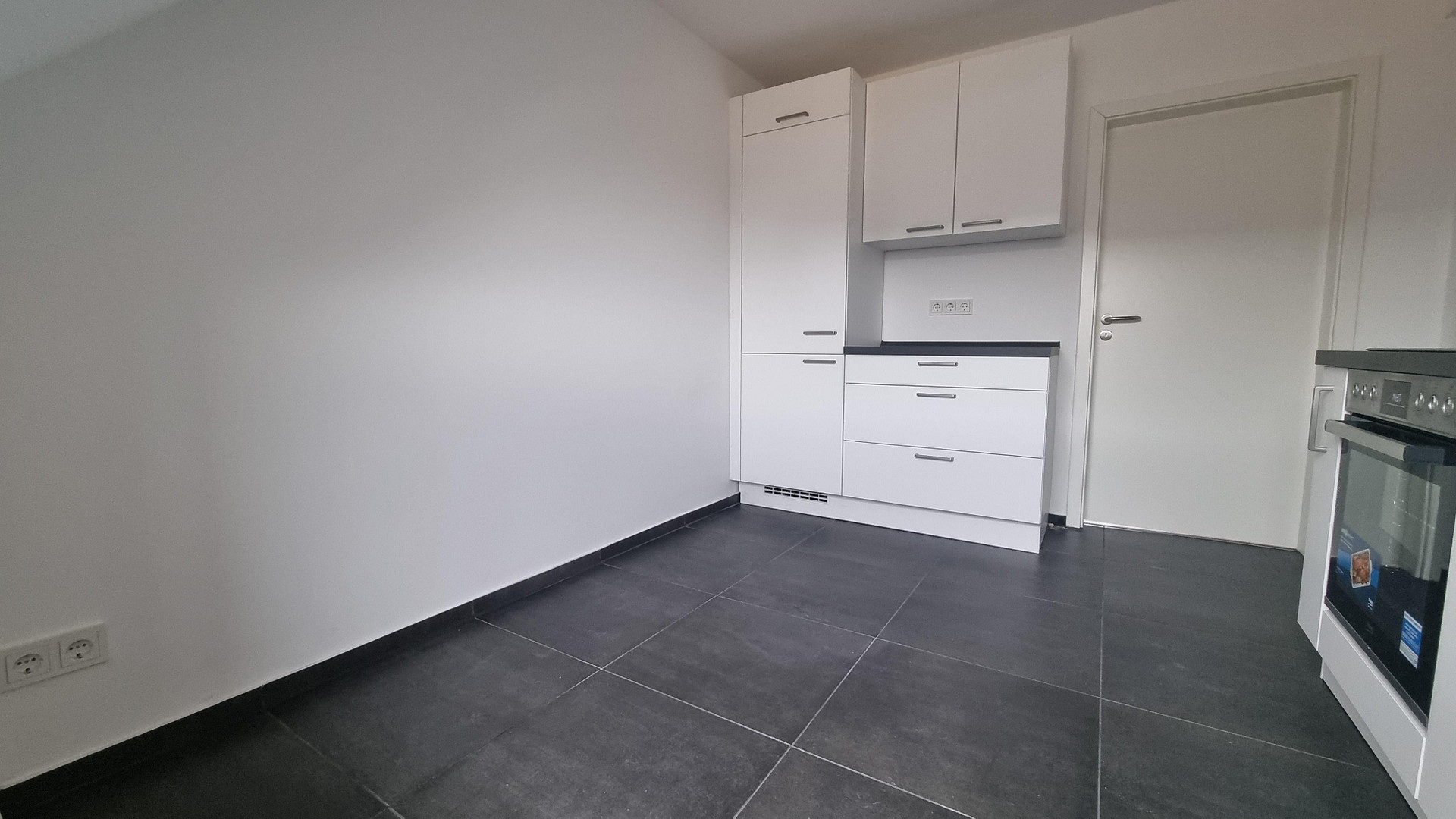 LEERSTEHENDE KERNSANIERTE 2 ZKB DG-WOHNUNG, NOBILIA-EBK UND KELLER IN RUHIGER LAGE OHNE PROVISION – Zorndorfstraße 17, 50737 Köln(Weidenpesch) – Vorschaubild 3