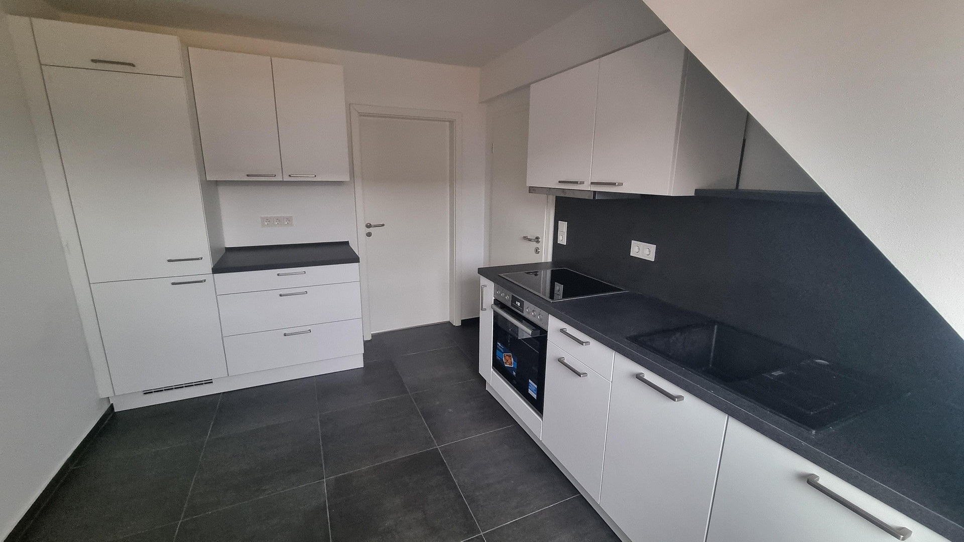 LEERSTEHENDE KERNSANIERTE 2 ZKB DG-WOHNUNG, NOBILIA-EBK UND KELLER IN RUHIGER LAGE OHNE PROVISION – Zorndorfstraße 17, 50737 Köln(Weidenpesch) – Vorschaubild 4