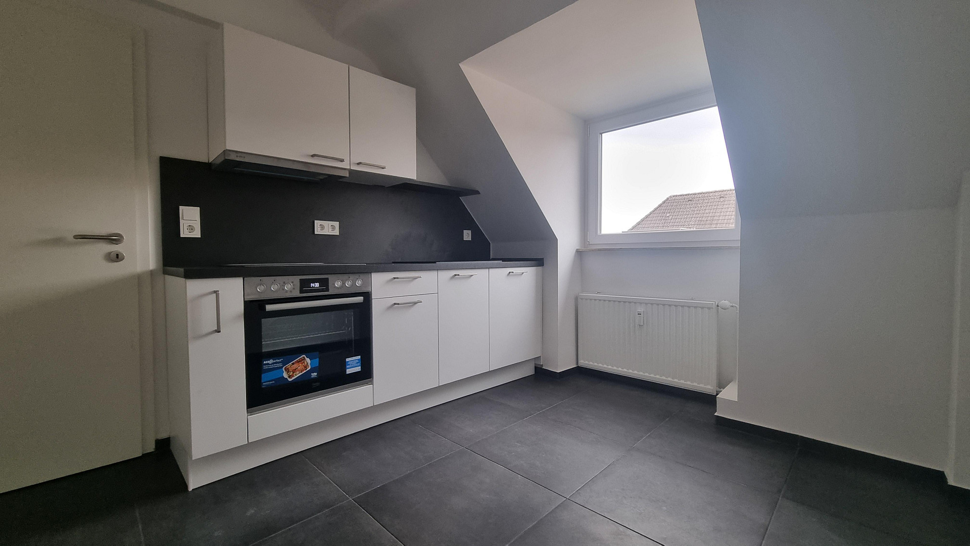 LEERSTEHENDE KERNSANIERTE 2 ZKB DG-WOHNUNG, NOBILIA-EBK UND KELLER IN RUHIGER LAGE OHNE PROVISION – Zorndorfstraße 17, 50737 Köln(Weidenpesch) – Vorschaubild 2