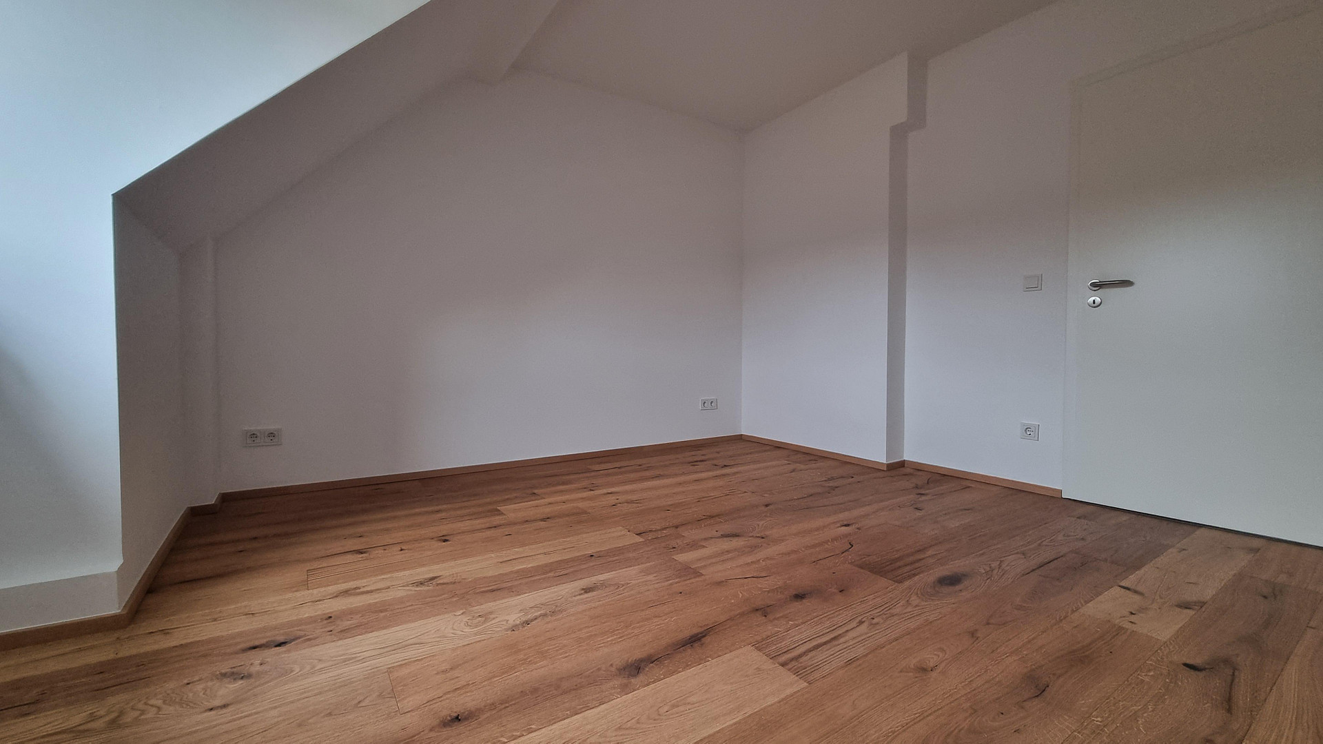 LEERSTEHENDE KERNSANIERTE 2 ZKB DG-WOHNUNG, NOBILIA-EBK UND KELLER IN RUHIGER LAGE OHNE PROVISION – Zorndorfstraße 17, 50737 Köln(Weidenpesch) – Vorschaubild 7