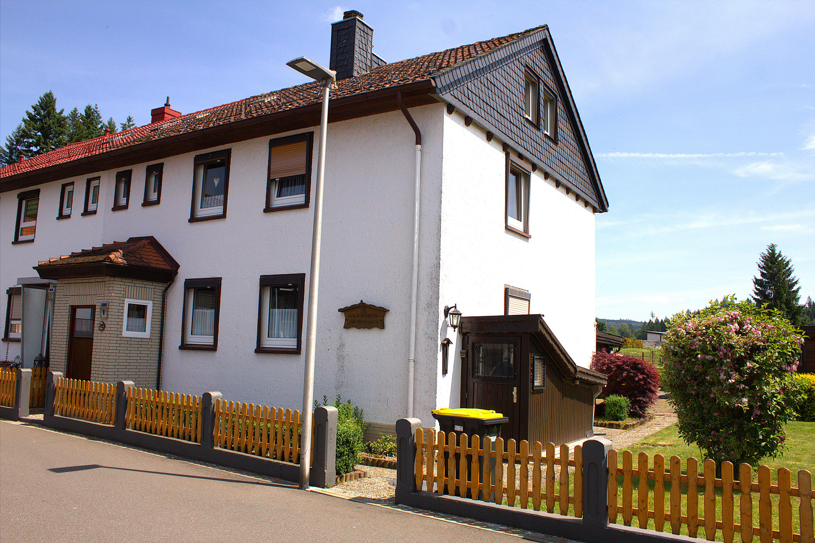 Doppelhaushälfte mit großem Grundstück - Doppelgarage - Werkstatt