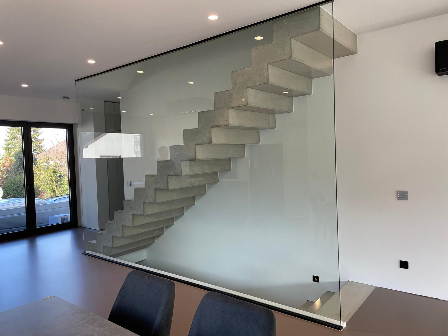Neubau Designer Luxusvilla in Bad Vilbel · Pool · Heimkino · KNX-Smart Home · Kamin · Sauna – Bad Vilbel – Vorschaubild 4