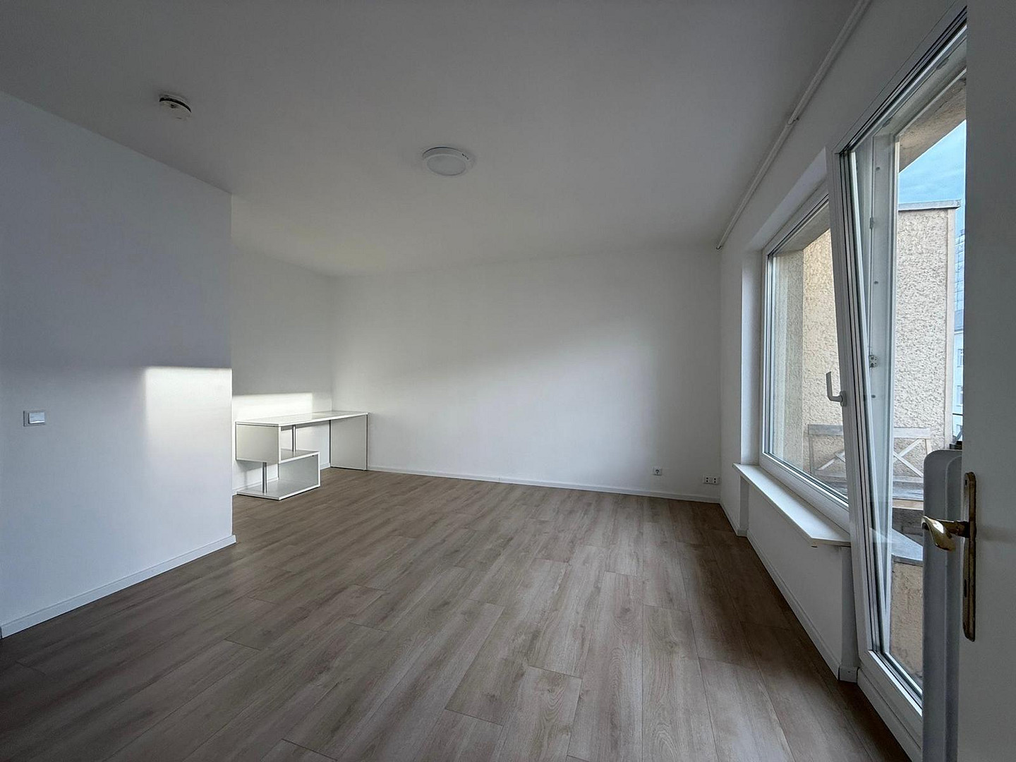 Stilvolle, möblierte 1-Zimmer-Wohnung mit Balkon & Fahrstuhl (Mietdauer max. 2 Jahre) – Beusselstr, 10553 Berlin(Moabit) – Vorschaubild 2
