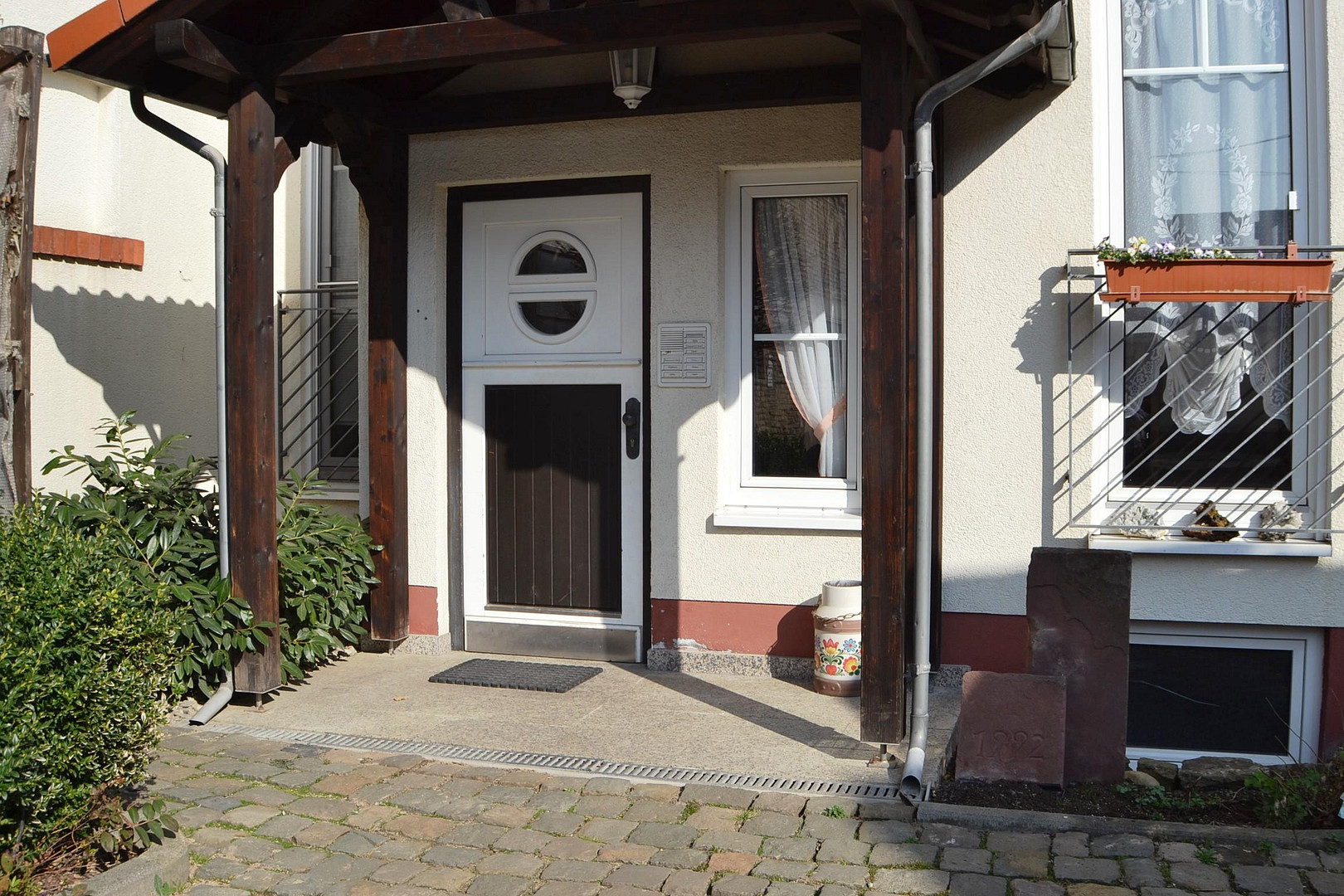 Gepflegte, moderne DG-Wohnung mit Fußbodenheizung, EBK in Wiesbaden-Breckenheim