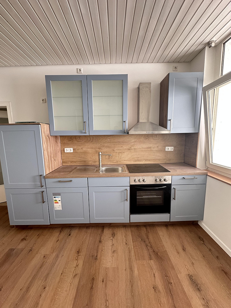 Frisch renoviert! Tolle 2-Zimmer-Wohnung mit Einbauküche und Loggia in Citylage