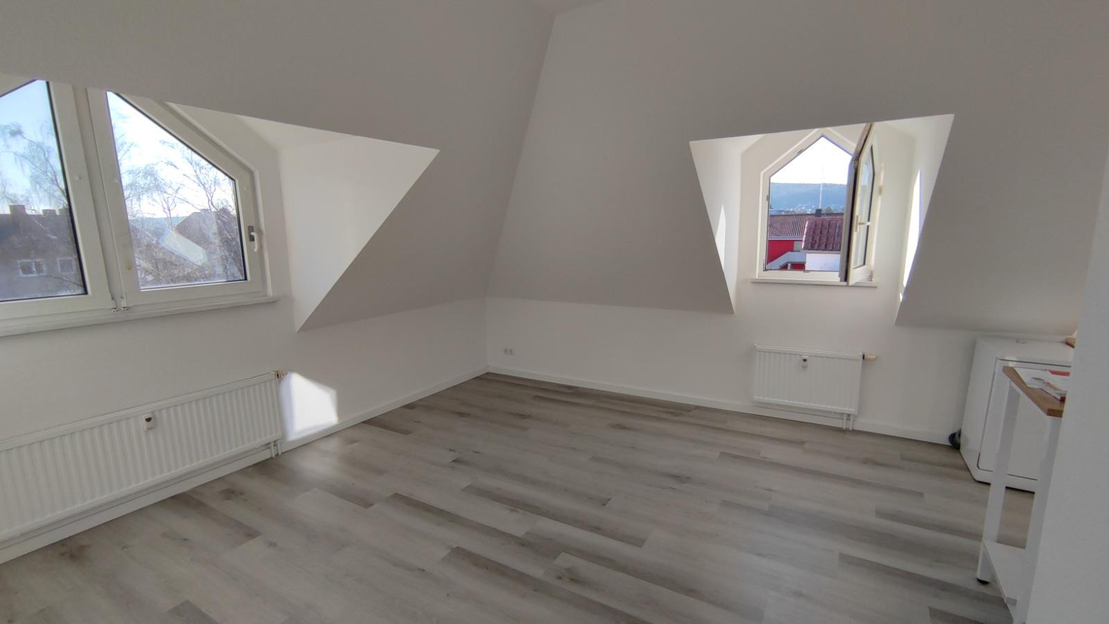 Helle 2-Zimmer-Dachgeschosswohnung mit Balkon, Einbauküche und 2 Stellplätzen in Eisenberg – Goethestraße 12, 67304 Eisenberg(Eisenberg (Pfalz)) – Vorschaubild 3