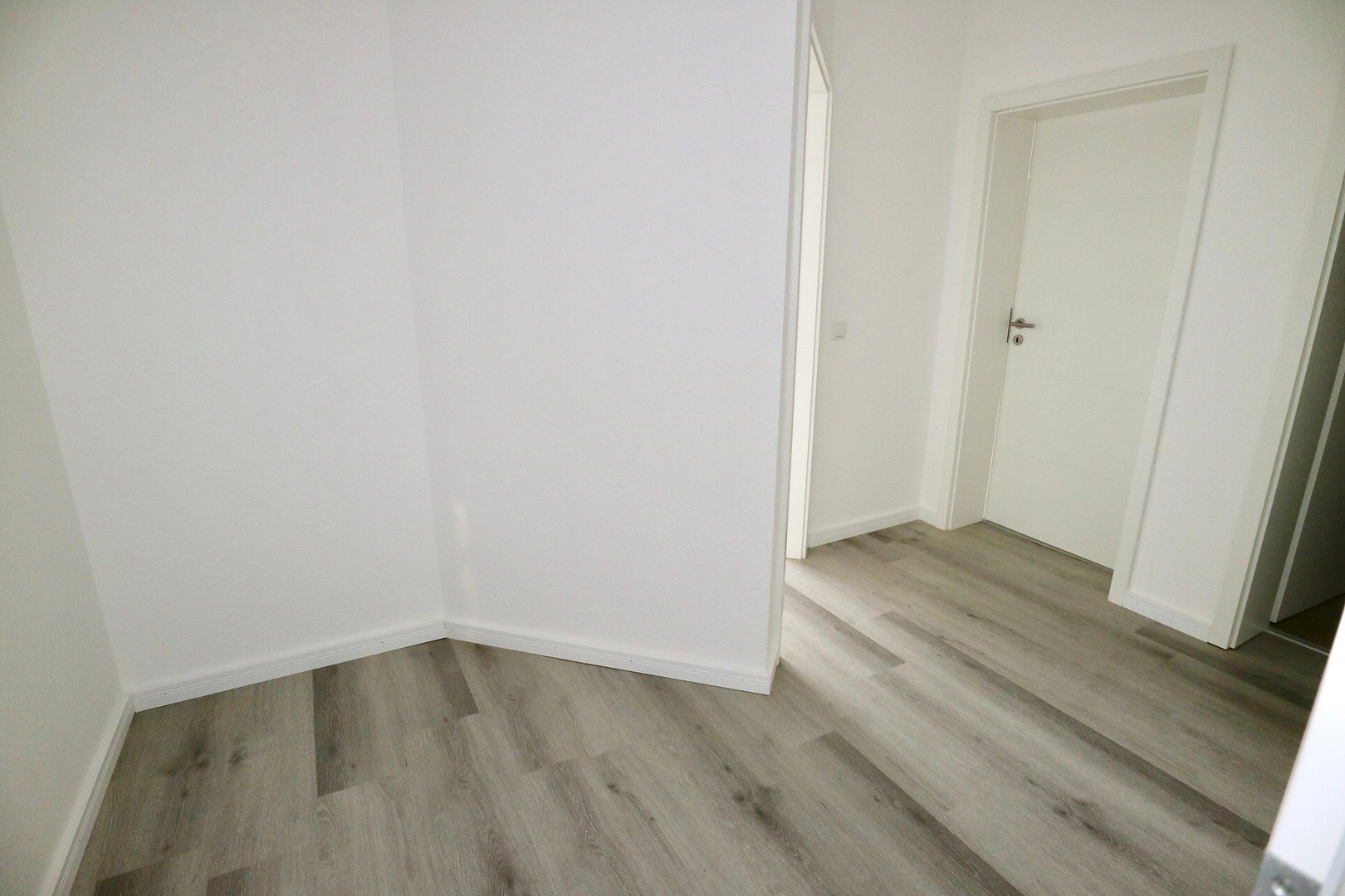 Helle 2-Zimmer-Dachgeschosswohnung mit Balkon, Einbauküche und 2 Stellplätzen in Eisenberg – Goethestraße 12, 67304 Eisenberg(Eisenberg (Pfalz)) – Vorschaubild 4