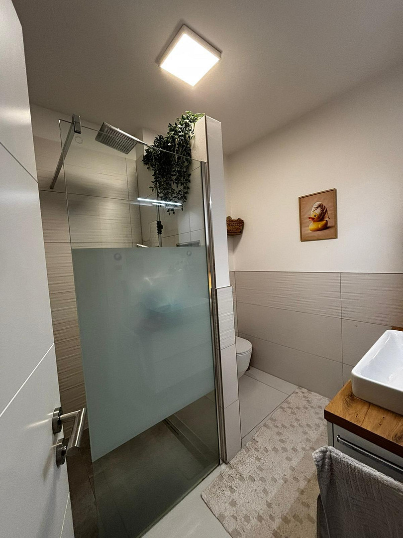 Moderne 3-Zimmer-Dachgeschosswohnung (A+) mit Loggia, Einbauküche, Stellplatz und großem Dachboden – Güldensteinstraße 50, 74081 Heilbronn(Sontheim) – Vorschaubild 2