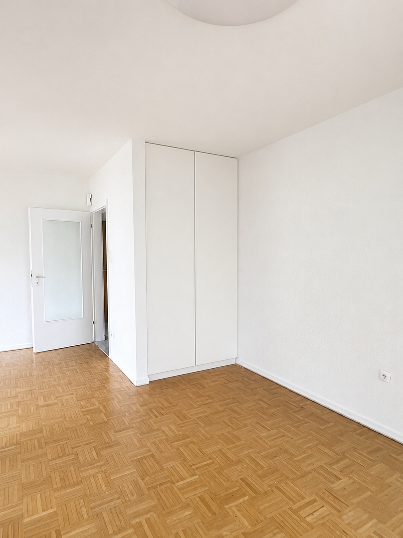 Frisch renovierte 2-Zimmer-Wohnung mit großem Balkon, neuer Einbauküche und Aufzug in Innenstadtlage – Barbarossastr. 43, 41061 Mönchengladbach(Innenstadt) – Vorschaubild 2