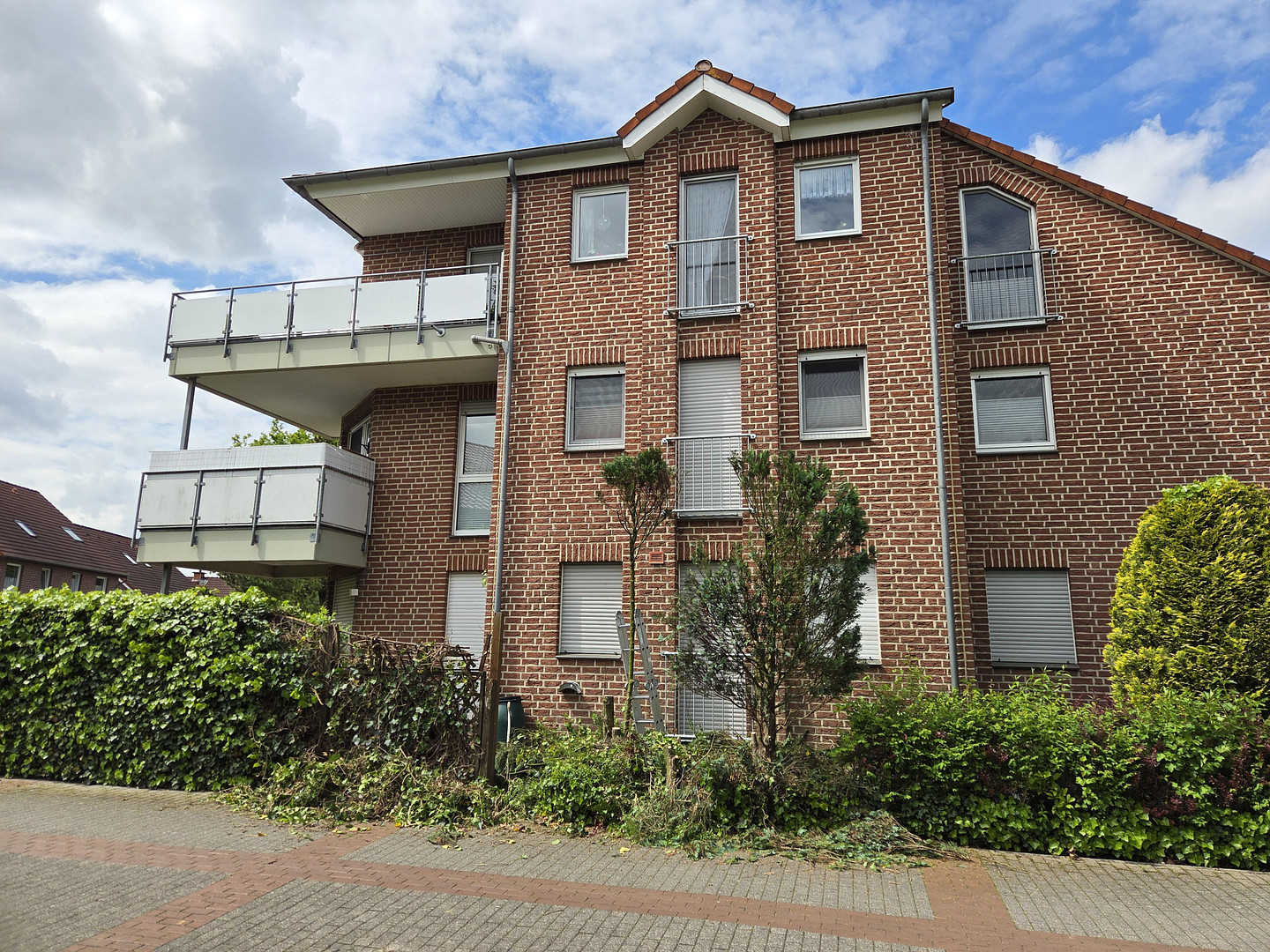 Hochwertige, renovierte EG-Wohnung mit kleinem Garten in ruhiger Lage.