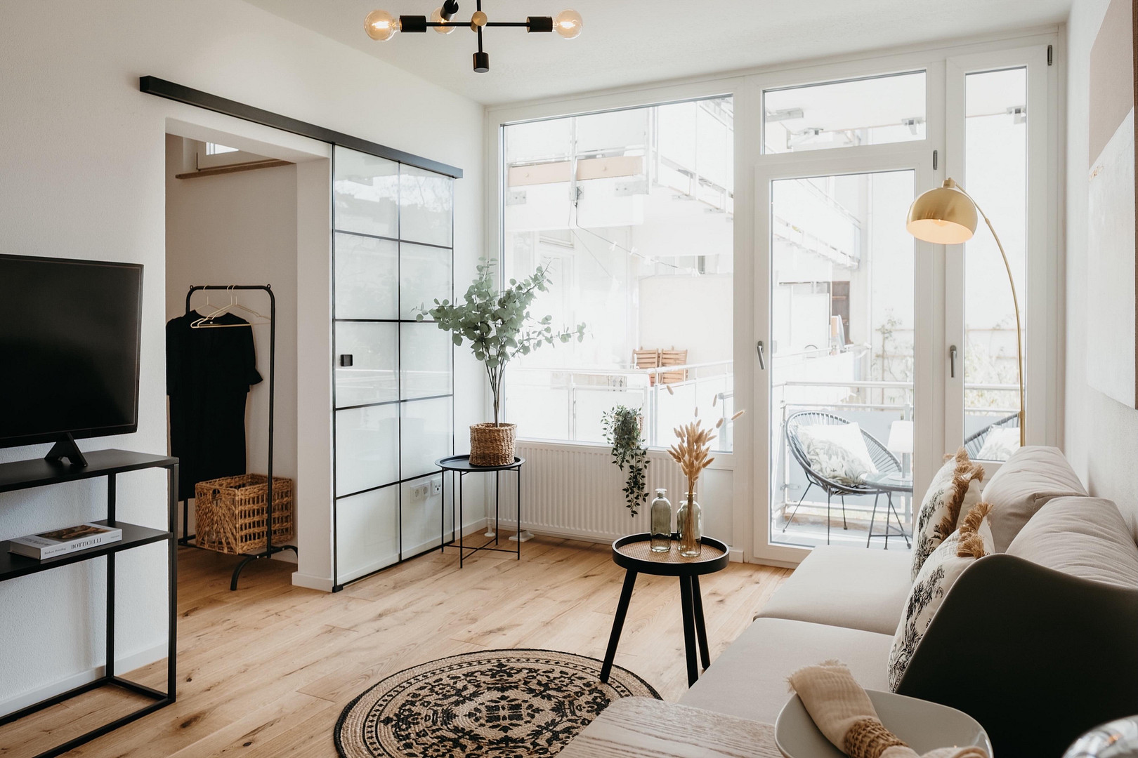 Im Herzen Schwabings: Charmante 2-Zimmer-Wohnung mit Balkon – München(Schwabing) – Vorschaubild 3
