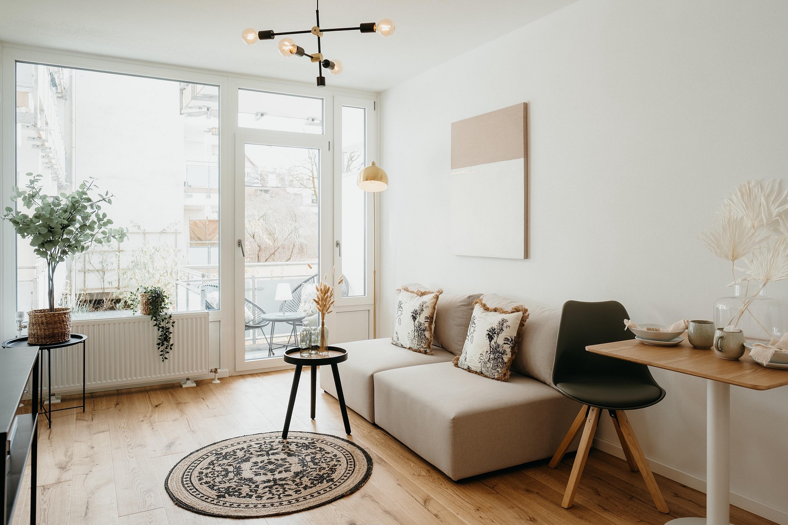 Im Herzen Schwabings: Charmante 2-Zimmer-Wohnung mit Balkon – München(Schwabing) – Vorschaubild 2