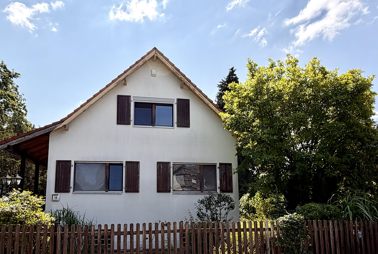 Freistehendes Einfamilienhaus mit Photovoltaikanlage auf sonnigem Grundstück in Berlin-Wittenau