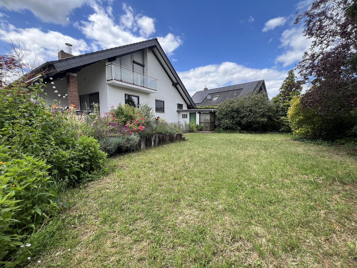 Hell und großzügig geschnitten - Freistehendes Einfamilienhaus mit Garten und Kamin