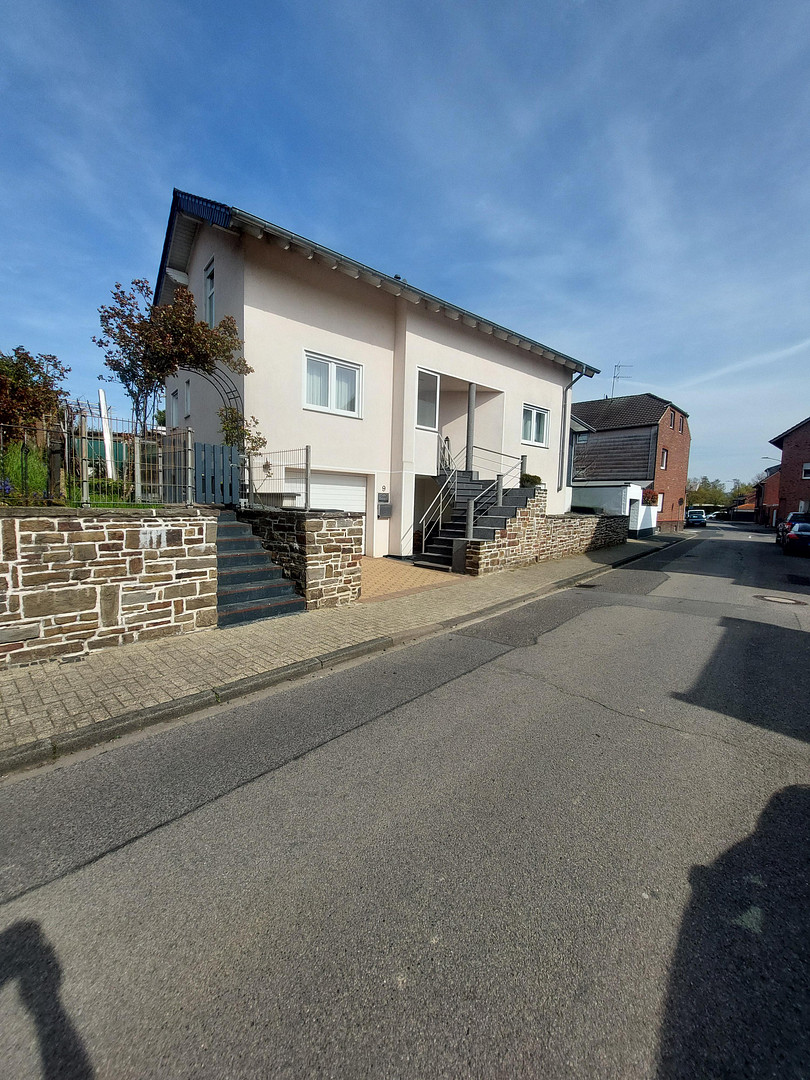 Einfamilienhaus mit Wintergarten ;Terrasse; Garten und Garage.  !!(Preis Verhandelbar)