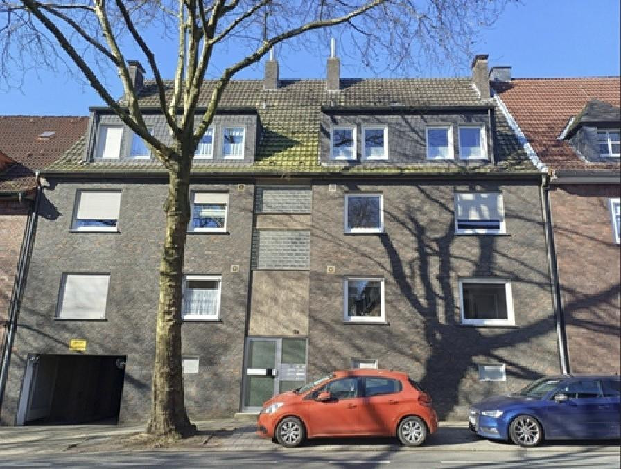 Solides Mehrfamilienhaus in netter Allee mit Gärten und Garagen zum Verkauf