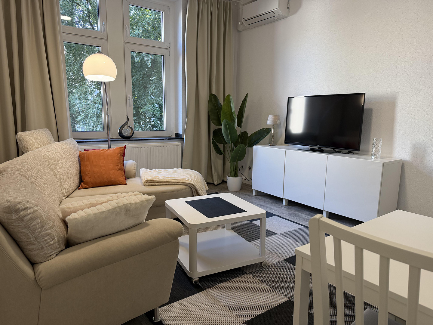 klimatisiert, löffelfertig vollständig möbliert und renoviert, 2 Zi, KDB und Balkon – Röhrenstraße 1, 40472 Düsseldorf(Rath) – Vorschaubild 9