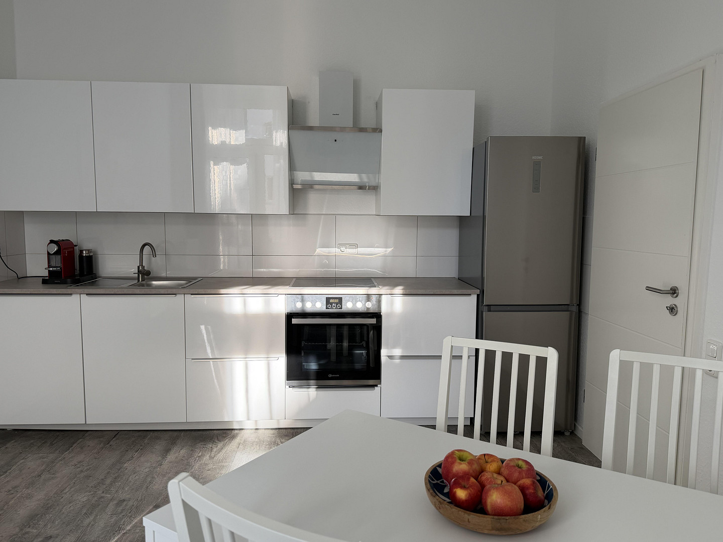 klimatisiert, löffelfertig vollständig möbliert und renoviert, 2 Zi, KDB und Balkon – Röhrenstraße 1, 40472 Düsseldorf(Rath) – Vorschaubild 3